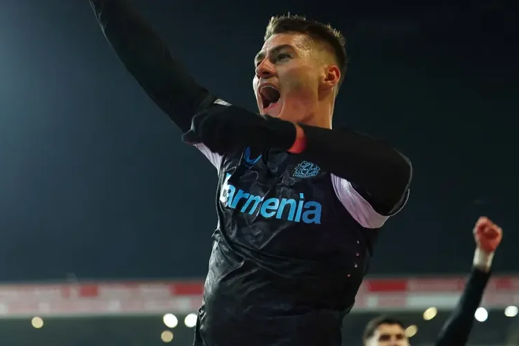 Leverkusen hiên ngang trở lại cuộc đua vô địch