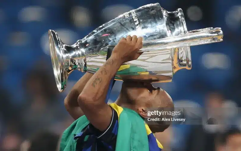 Maicon cùng đồng đội tại Inter vô địch Champions League.