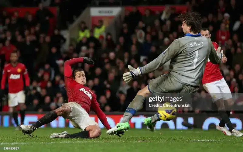 Chicharito chớp thời cơ rất tốt.
