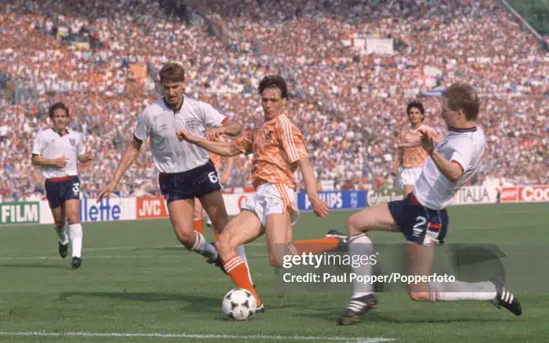 Van Basten hoàn toàn hủy diệt hàng phòng ngự tuyển Anh.