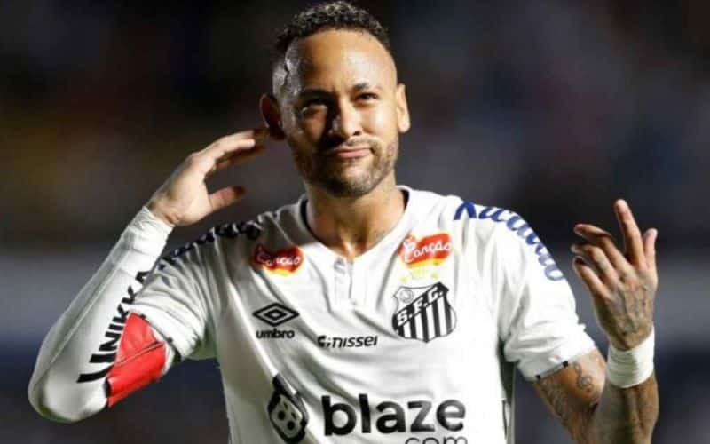 Neymar chính thức được Santos giữ chân đến hết năm 2025