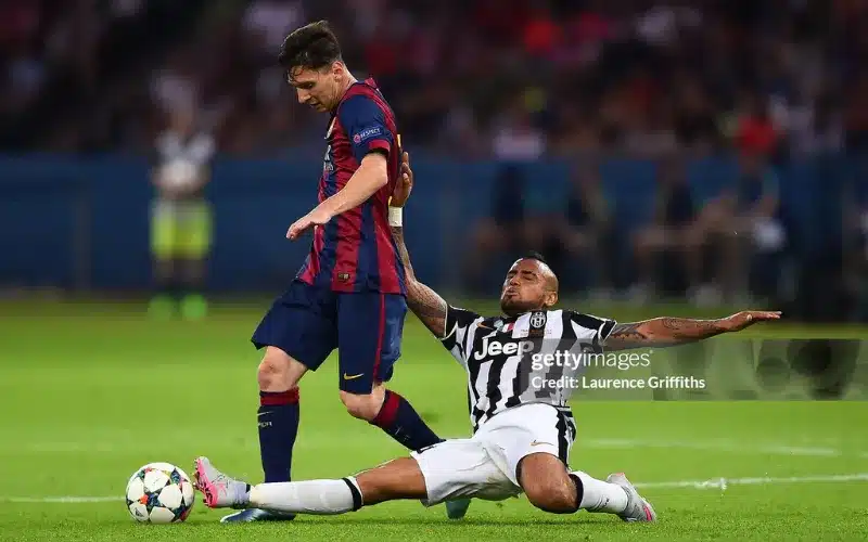 Vidal có lối chơi máu lửa.