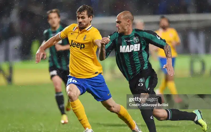 Llorente có lối chơi mạnh mẽ.