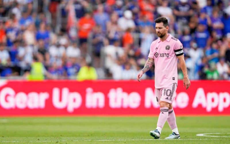 Messi bị chê "đi bộ", Ronaldo "béo" lên tiếng bênh vực